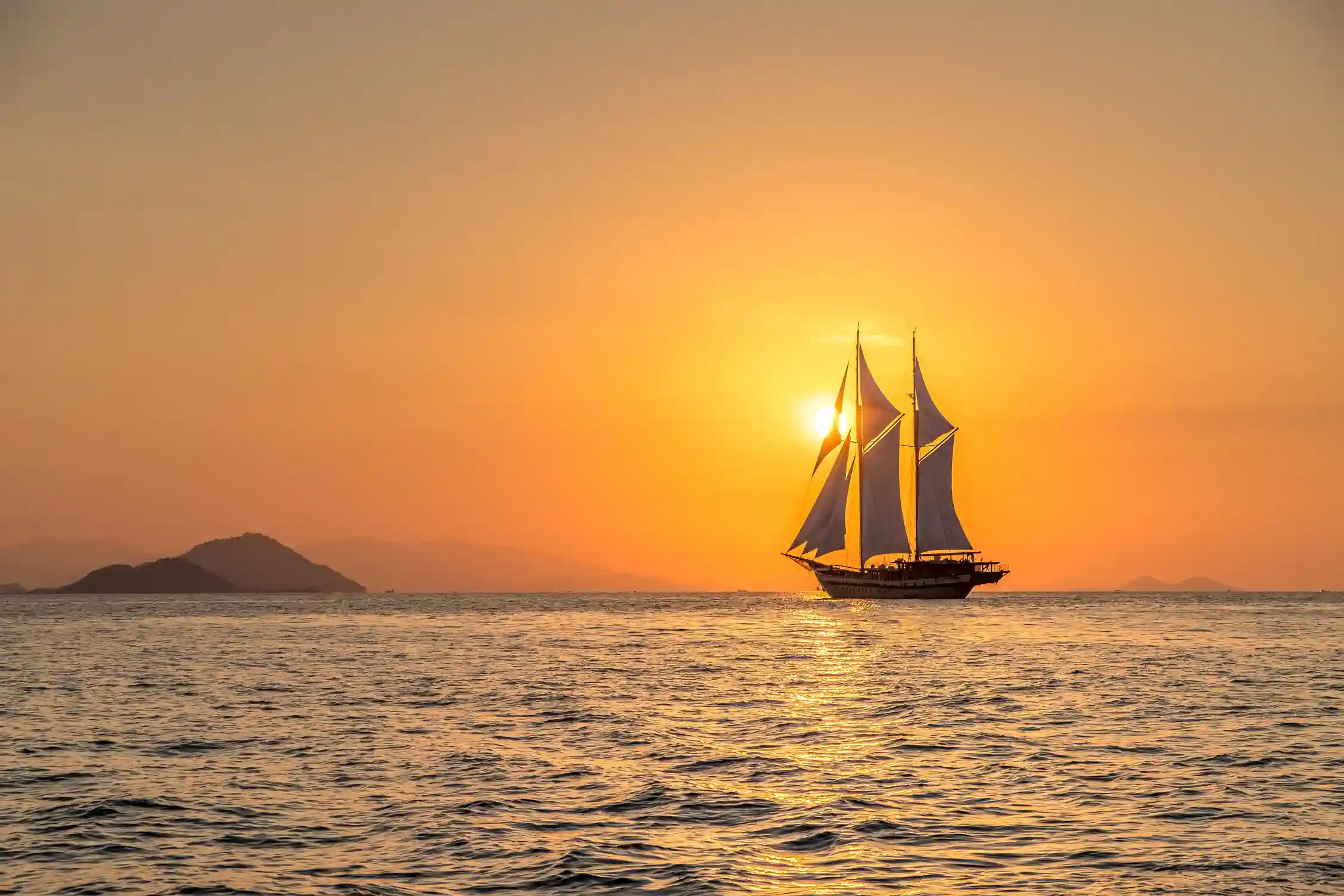 Luxury Boat Charter | Komodo Island & Raja Ampat | Komodo Luxury